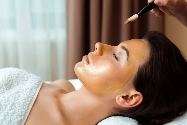 Vista Ritagliata Cosmetologo Applicare Maschera Viso Sulla Donna Attraente Spa — Foto Stock