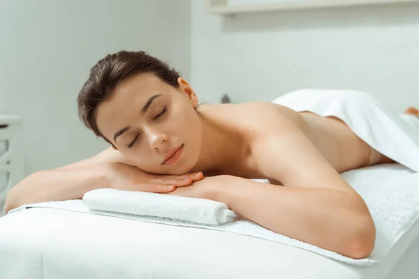 Mulher Atraente Com Olhos Fechados Deitado Mesa Massagem Spa — Fotografia de Stock