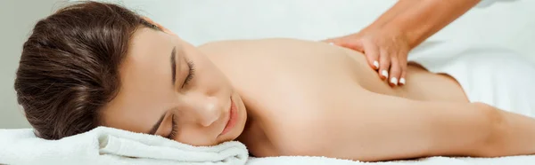 Panorama Bild Massör Gör Rygg Massage Till Attraktiv Kvinna Spa — Stockfoto