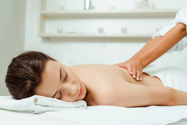 Vista Cortada Massagista Fazendo Massagem Nas Costas Para Mulher Atraente — Fotografia de Stock