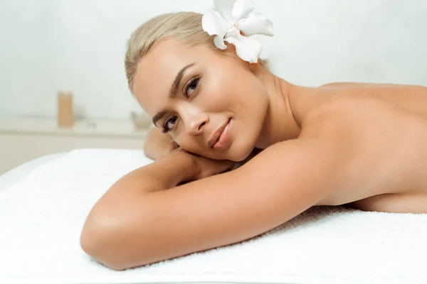 Attractive Smiling Woman Flower Looking Camera Lying Massage Table Spa — Stock Photo, Image