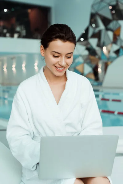 Attractive Smiling Woman White Bathrobe Using Laptop Spa — Stock Photo, Image