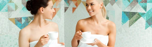 Panoramaaufnahme Attraktiver Und Lächelnder Freunde Weißen Handtüchern Die Wellnessbereich Miteinander — Stockfoto