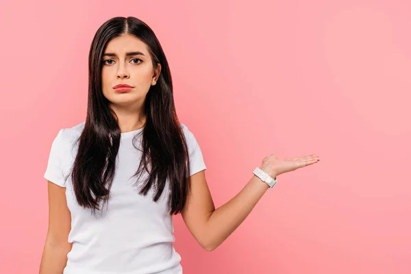 Triest Mooi Brunette Meisje Wijzend Met Hand Kopieerruimte Geïsoleerd Roze — Stockfoto