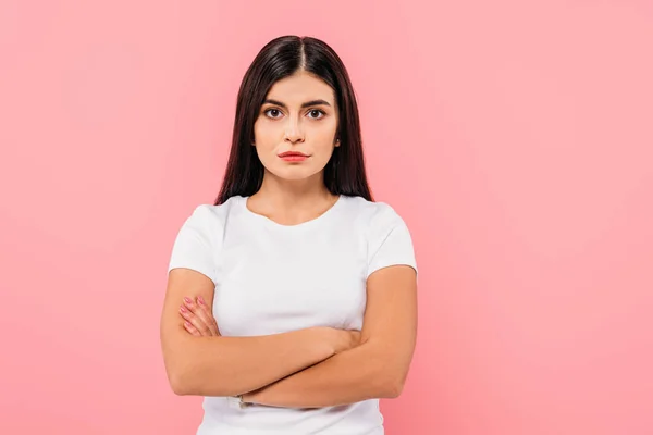 Sério Menina Morena Bonita Com Braços Cruzados Isolado Rosa — Fotografia de Stock