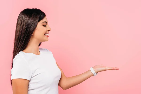 Vista Lateral Chica Morena Bonita Sonriente Apuntando Con Mano Espacio — Foto de Stock