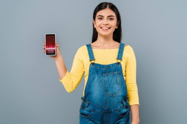 Gülümseyen hamile güzel kız elinde akıllı telefonuyla ticaret uygulaması Grey 'de izole edilmiş.