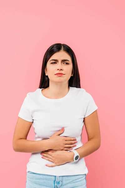 Menina Morena Bonita Que Sofre Dor Estômago Isolado Rosa — Fotografia de Stock