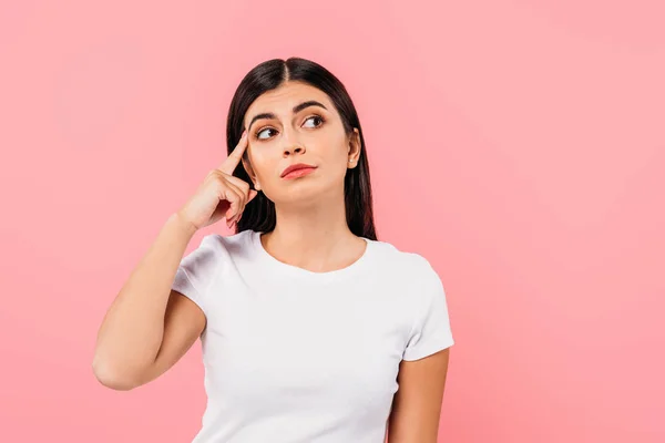 Nachdenkliches Hübsches Brünettes Mädchen Schaut Isoliert Auf Rosa — Stockfoto