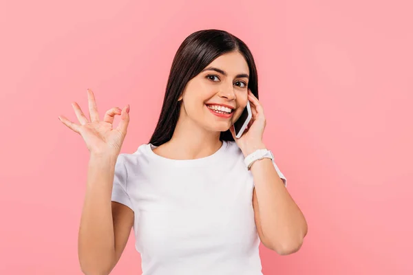 Sonriente Bonita Chica Morena Hablando Teléfono Inteligente Mostrando Aislado Rosa — Foto de Stock