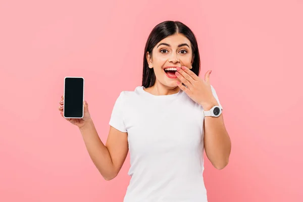 Excited Pretty Brunette Girl Holding Smartphone Blank Screen Isolated Pink — ストック写真