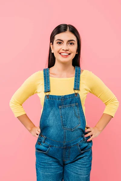 Sorridente Incinta Bella Ragazza Con Mani Sui Fianchi Isolato Rosa — Foto Stock