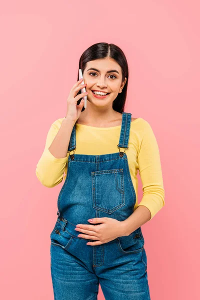 Glimlachen Zwanger Mooi Meisje Praten Smartphone Met Hand Buik Geïsoleerd — Stockfoto