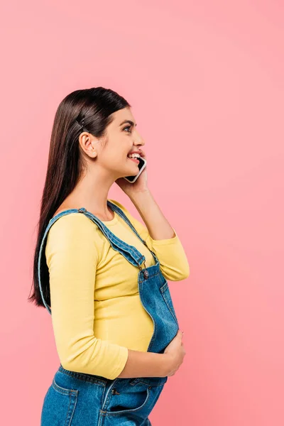 Vista Laterale Sorridere Incinta Bella Ragazza Parlando Smartphone Con Mano — Foto Stock