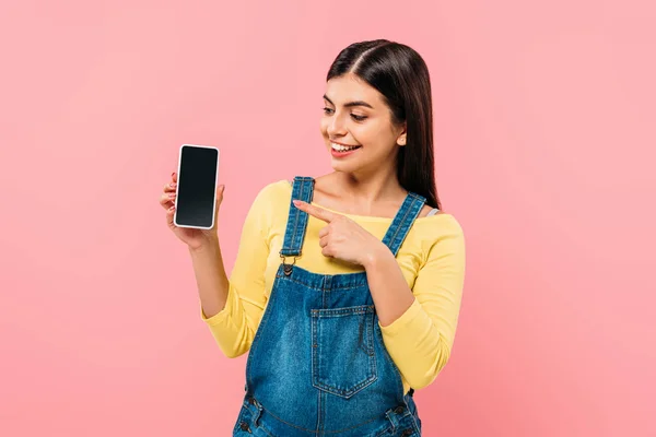 Sorrindo Grávida Bonita Menina Apontando Com Dedo Para Smartphone Com — Fotografia de Stock