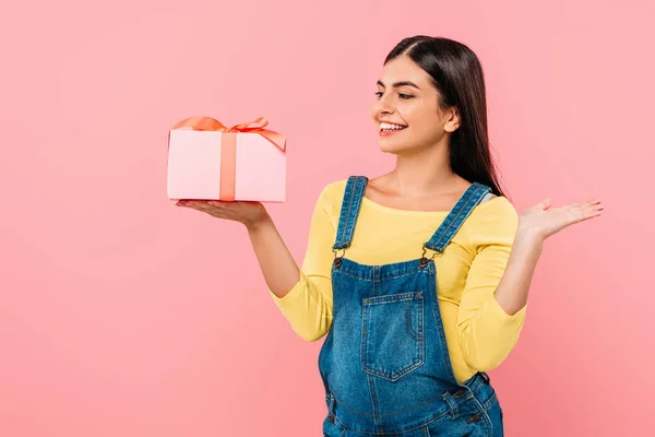 Feliz Grávida Bonita Menina Segurando Caixa Presente Isolado Rosa — Fotografia de Stock