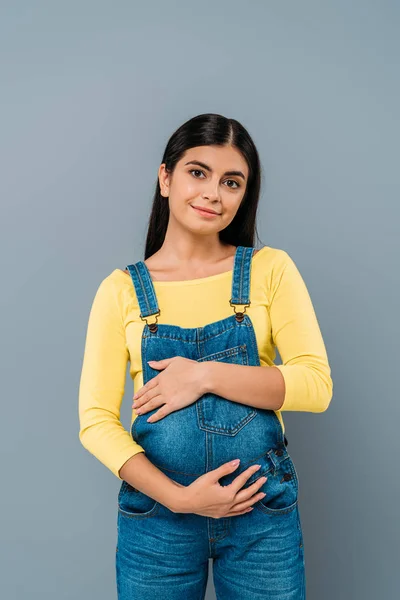 Sorrindo Grávida Bonita Menina Tocando Barriga Isolado Cinza — Fotografia de Stock