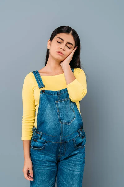 Moe Zwanger Mooi Meisje Aanraken Gezicht Met Gesloten Ogen Geïsoleerd — Stockfoto