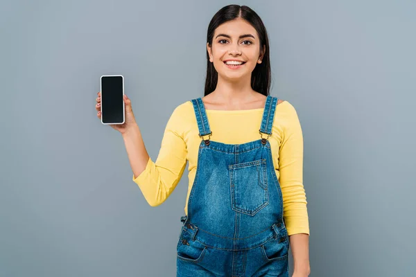 Sorrindo Grávida Bonita Menina Segurando Smartphone Com Tela Branco Isolado — Fotografia de Stock