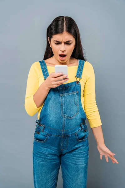 Geschockt Schwangere Hübsche Mädchen Mit Smartphone Isoliert Auf Grau — Stockfoto