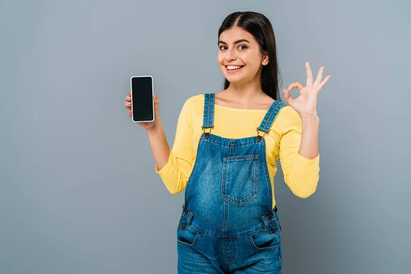 Sorrindo Grávida Bonita Menina Segurando Smartphone Com Tela Branco Mostrando — Fotografia de Stock