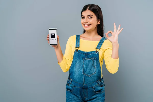 Kyiv Ucrania Septiembre 2019 Guapa Embarazada Sonriente Sosteniendo Smartphone Con — Foto de Stock