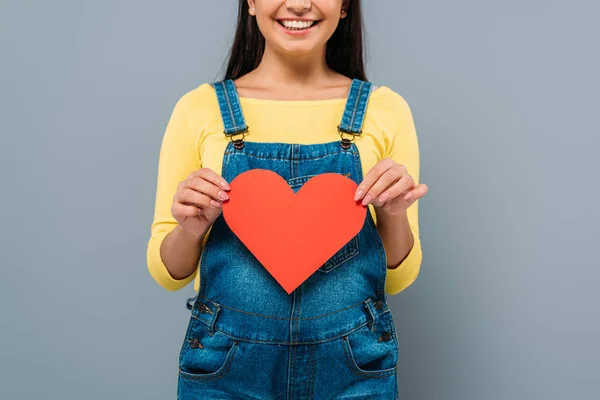 Abgeschnittene Ansicht Eines Lächelnden Schwangeren Hübschen Mädchens Mit Papierherz Isoliert — Stockfoto