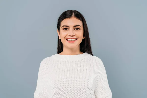 Lächelnd Hübsches Brünettes Mädchen Weißem Pullover Isoliert Auf Grau — Stockfoto