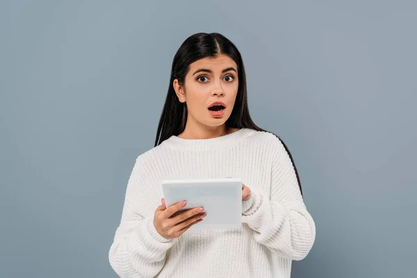 Schockiertes Hübsches Brünettes Mädchen Weißen Pullover Mit Digitalem Tablet Isoliert — Stockfoto