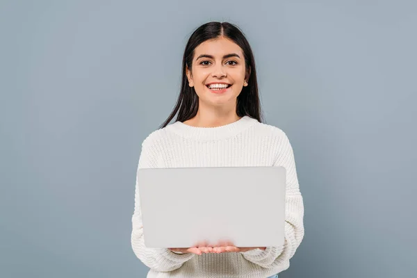 Sonriente Bonita Chica Morena Suéter Blanco Sosteniendo Portátil Aislado Gris — Foto de Stock