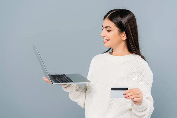 Uśmiechnięta Ładna Dziewczyna Białym Swetrze Laptopem Kartą Kredytową Szaro — Zdjęcie stockowe