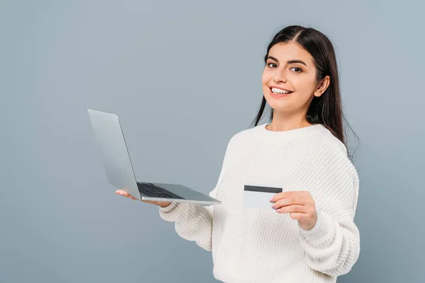 Sonriente Chica Bonita Suéter Blanco Sosteniendo Portátil Tarjeta Crédito Aislado — Foto de Stock