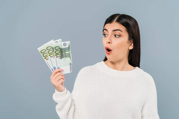 Impactado Chica Bonita Suéter Blanco Mirando Billetes Euros Aislados Gris — Foto de Stock