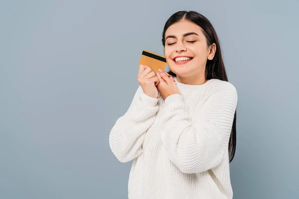 Sorrindo Menina Bonita Camisola Branca Segurando Cartão Crédito Com Olhos — Fotografia de Stock