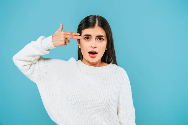 Hübsches Mädchen Weißen Pullover Mit Handfeuerwaffe Und Offenem Mund — Stockfoto