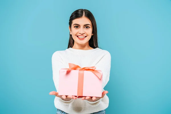 Smiling Pretty Girl White Sweater Presenting Gift Box Isolated Blue — ストック写真