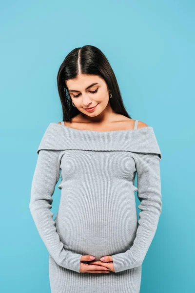 Sorrindo Grávida Bonita Menina Tocando Barriga Isolada Azul — Fotografia de Stock