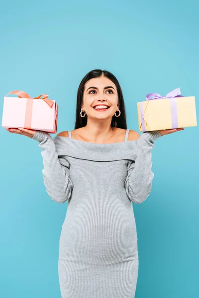 Glimlachen Zwanger Mooi Meisje Holding Geschenken Geïsoleerd Blauw — Stockfoto