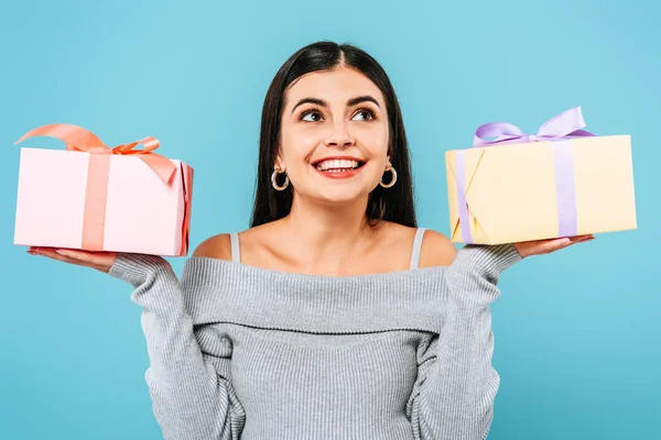 Sorrindo Grávida Menina Bonita Segurando Presentes Isolados Azul — Fotografia de Stock