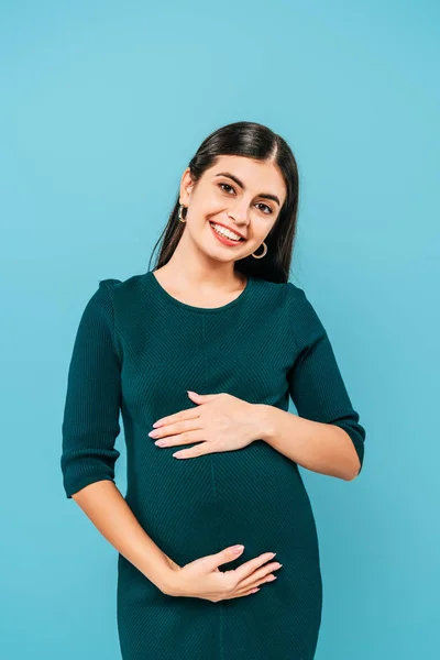 Lächeln Schwangere Mädchen Berührt Bauch Isoliert Auf Blau — Stockfoto