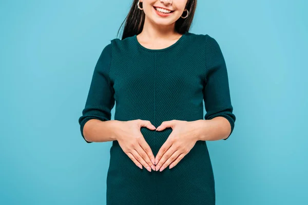 Vista Ritagliata Sorridente Ragazza Incinta Che Mostra Gesto Del Cuore — Foto Stock