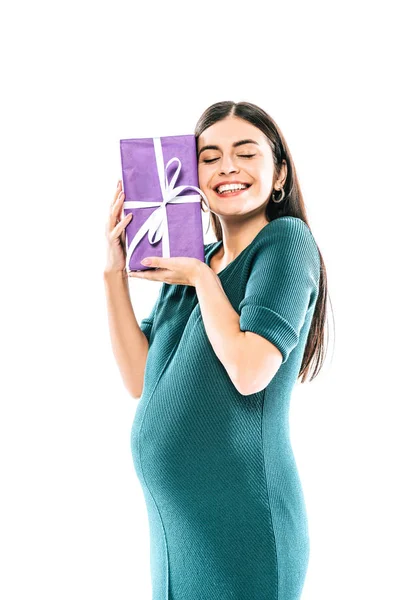 抱着礼物的快乐的怀孕女孩 紧闭双眼 与白色隔离 — 图库照片