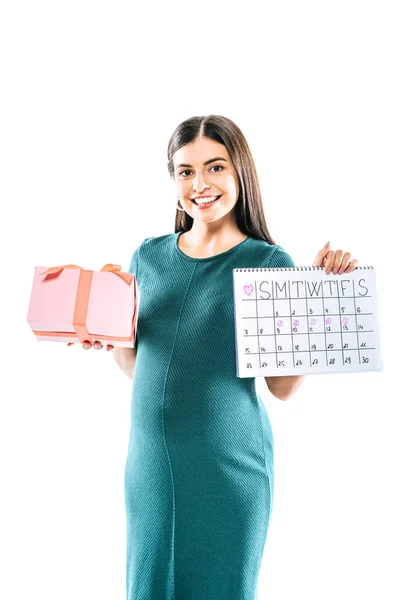 Sonriente Embarazada Celebración Presente Período Calendario Aislado Blanco —  Fotos de Stock