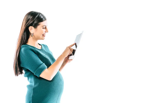 Vista Laterale Sorridente Ragazza Incinta Utilizzando Tablet Digitale Isolato Bianco — Foto Stock