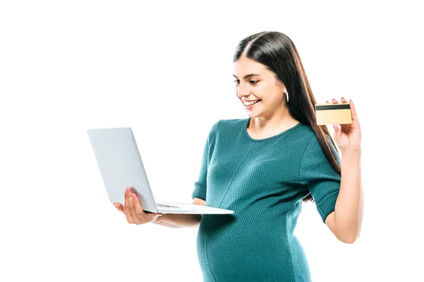 Niña Embarazada Sonriente Sosteniendo Portátil Tarjeta Crédito Aislada Blanco — Foto de Stock