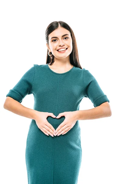 笑着的怀孕女孩在被白色隔离的肚子上表现出心形 — 图库照片