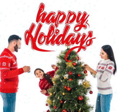 Mutlu kız Noel ağacı süslemesi. Anne ve babasının yanında. Mutlu tatil resimleriyle bembeyaz izole edilmiş.