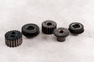 Gri arkaplanda metal yuvarlak dişliler