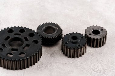 Gri arkaplanda metal yuvarlak dişliler