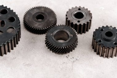 Gri arkaplanda metal yuvarlak dişliler